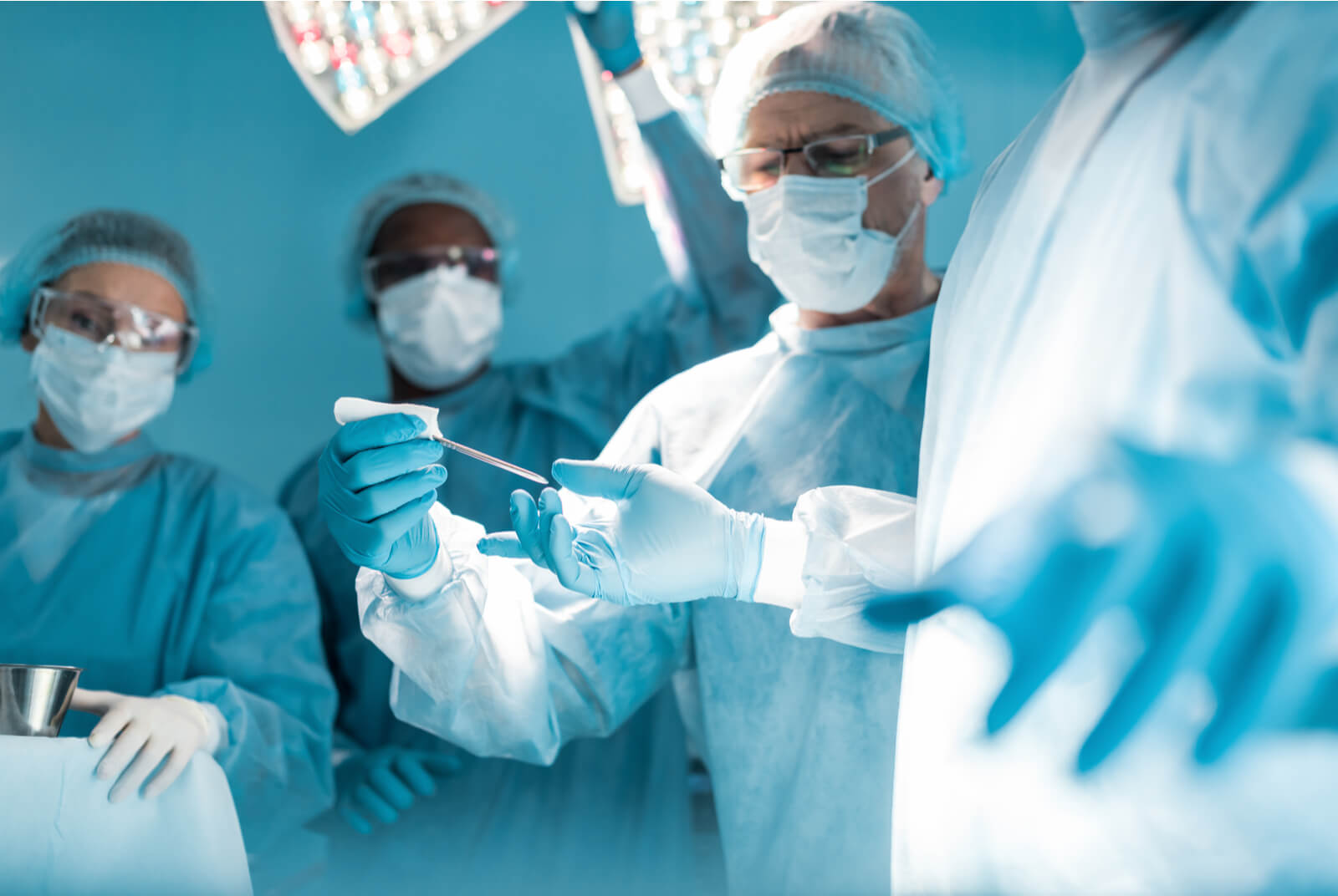 手術室常見的醫療口罩多是藍或綠色。圖片來源：Shutterstock