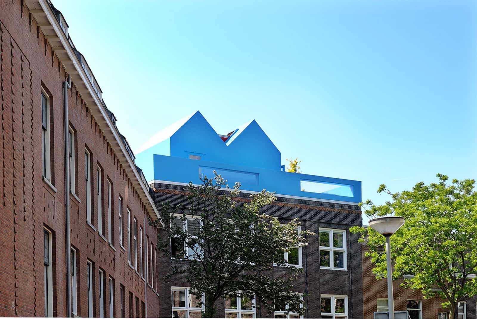 馬斯把頂樓加蓋帶到鹿特丹，蓋了屋頂的藍房子「Didden Village」。圖片來源：MVRDV提供