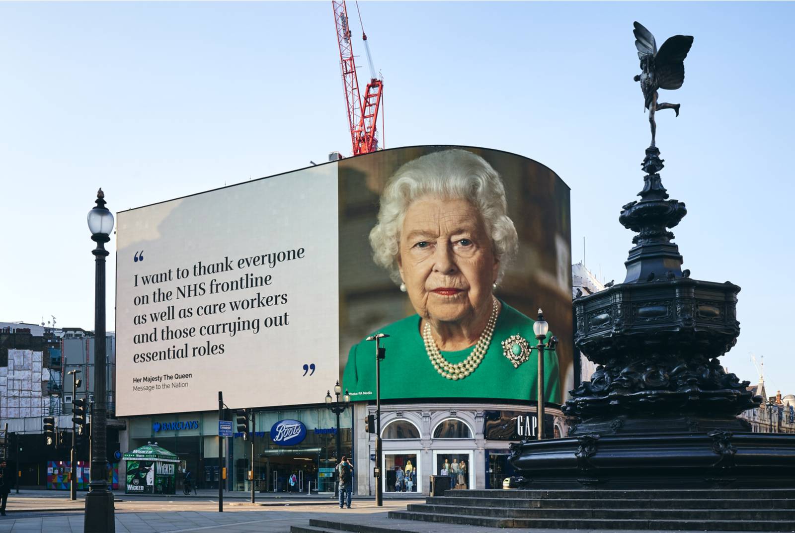 英國街頭上有女王感謝民眾配合防疫的字牌。