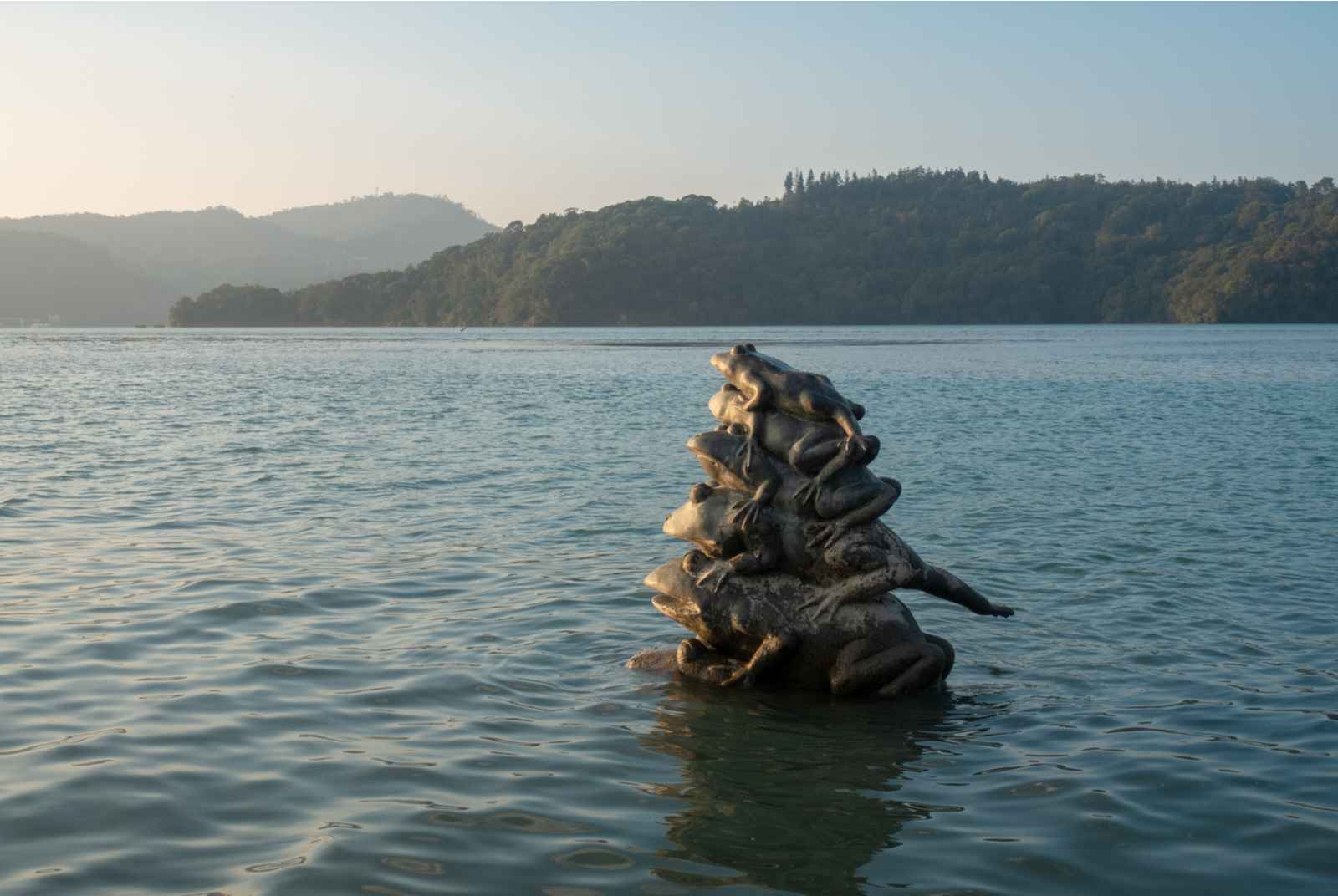 九蛙疊羅漢是日月潭水情的指標之一。圖片來源：Shutterstock