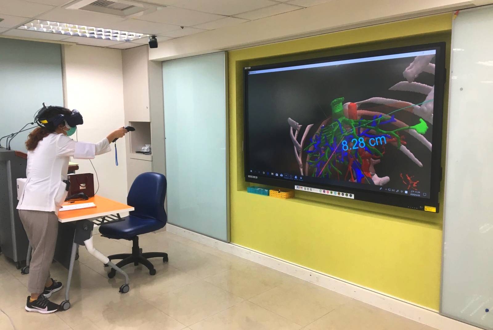 台北榮總善用虛擬及擴增實境系統（VR-AR）進行醫學教育，讓學員藉此了解臟器結構。