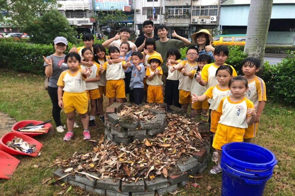 馮雅蕾的足跡遍佈國小到高中，透過校園裡得實作教學，建立綠色方舟，培訓校園裡的綠色戰士。