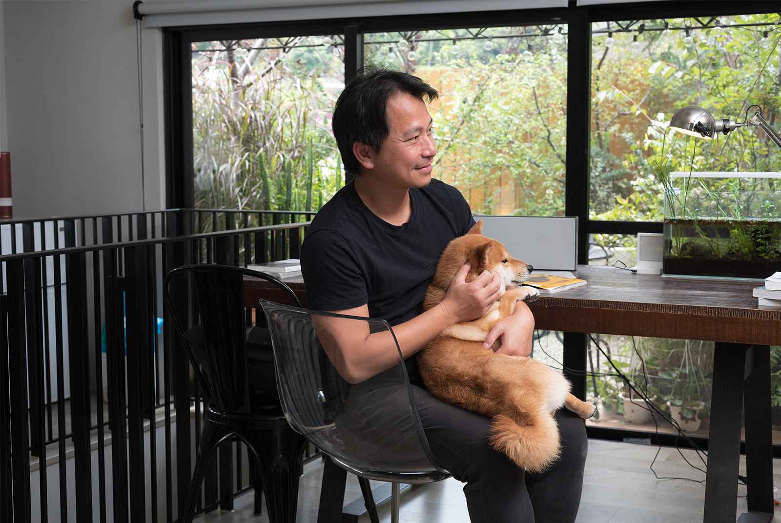 吳書原與可愛的柴犬「龍馬」。圖片來源：邱劍英攝