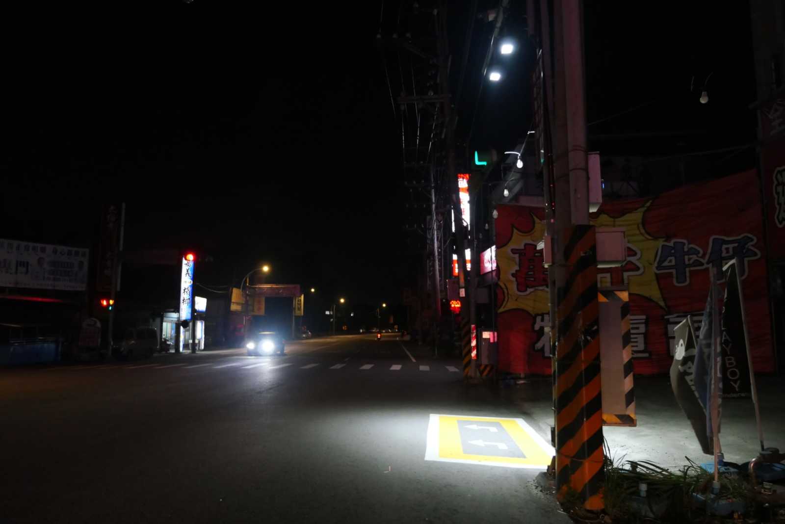 桃園市部署「智慧路口」，例如，透過微波監測與投射燈，提醒後方用路人注意待轉區機車。圖片來源：桃園市政府