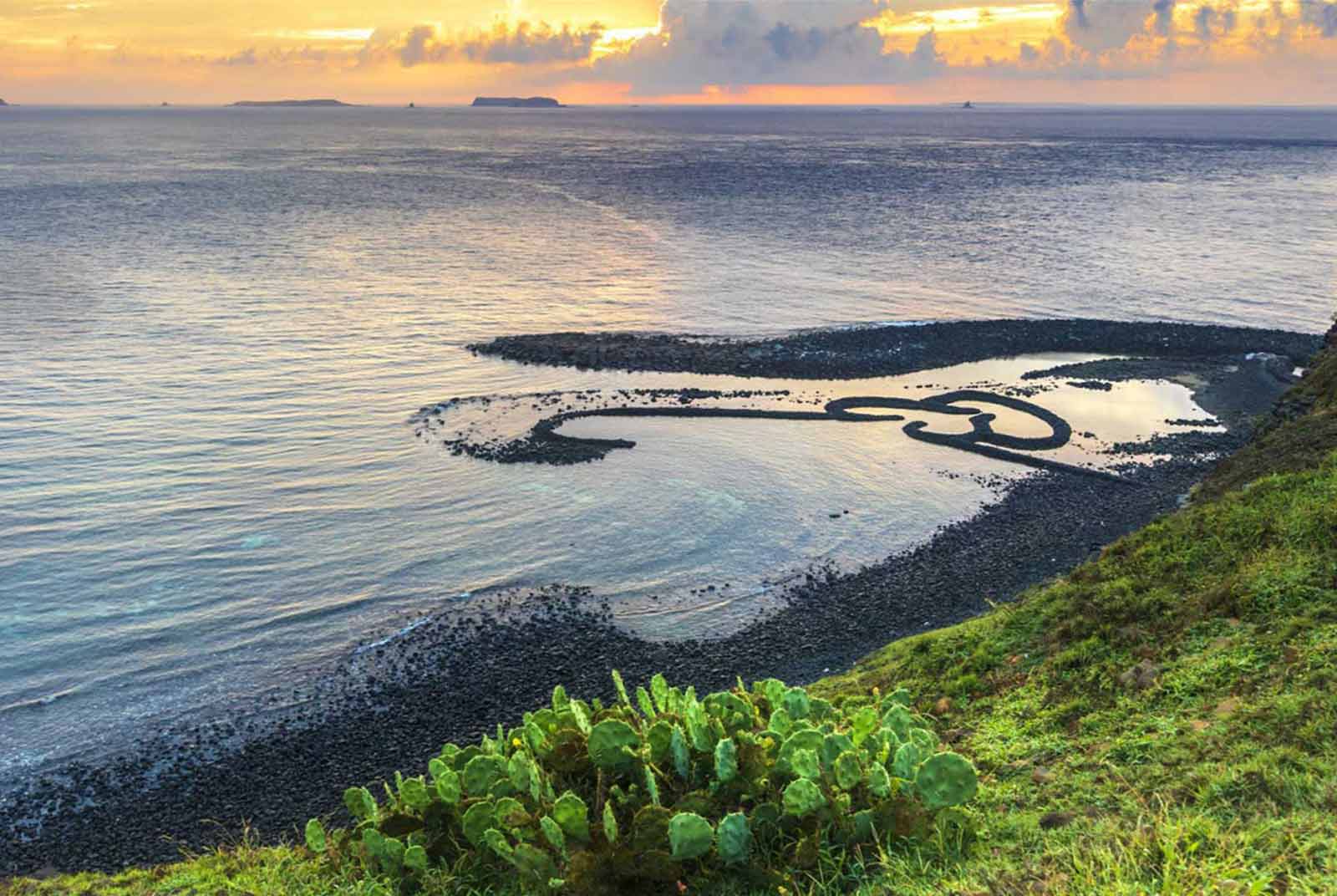 澎湖七美島最著名的景點就是雙心石滬。為避免旅客過多、製造髒亂，七美鄉公所擬收登島清潔費。 