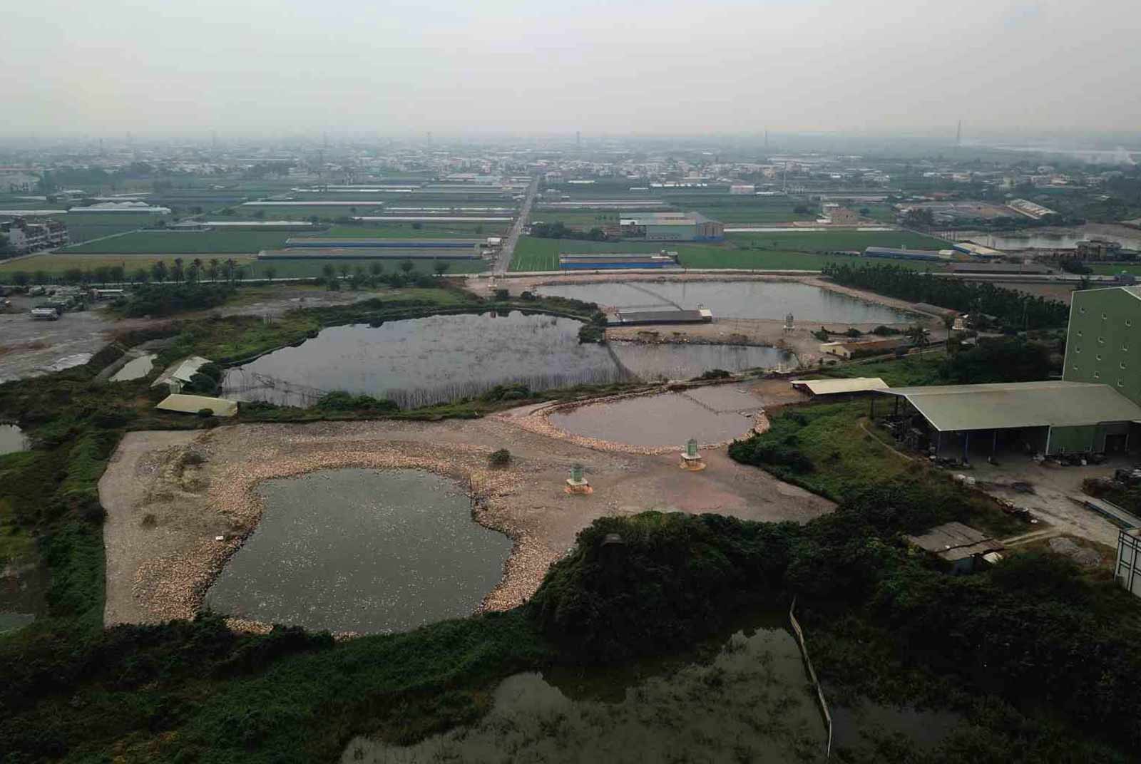 屏東縣萬丹鄉與新園鄉交界處的赤山巖遭棄置污泥，造成嚴重重金屬污染。