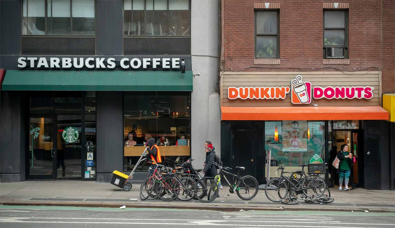 巴克與Dunkin Donuts皆能帶動商圈、提升當地房價。