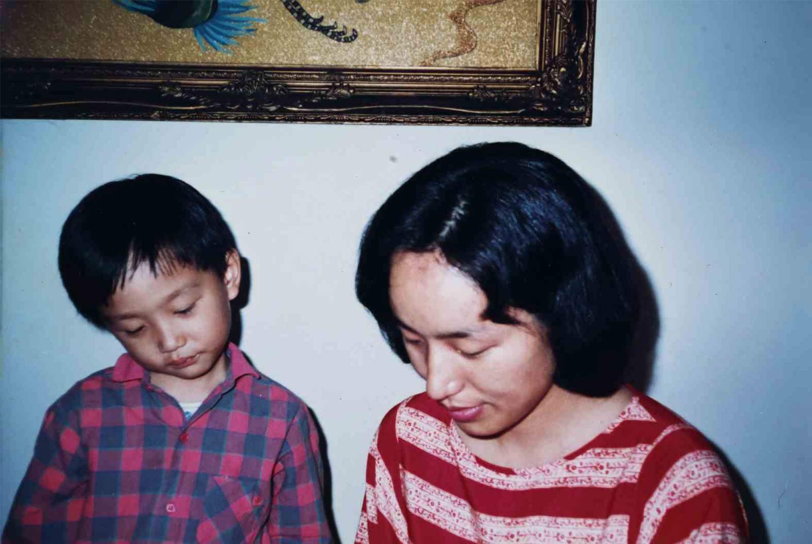 母親李雅卿經常陪孩子讀書，唐鳳小時候最愛的書是《漢聲小百科》，媽媽讀錯時還會出聲糾正。