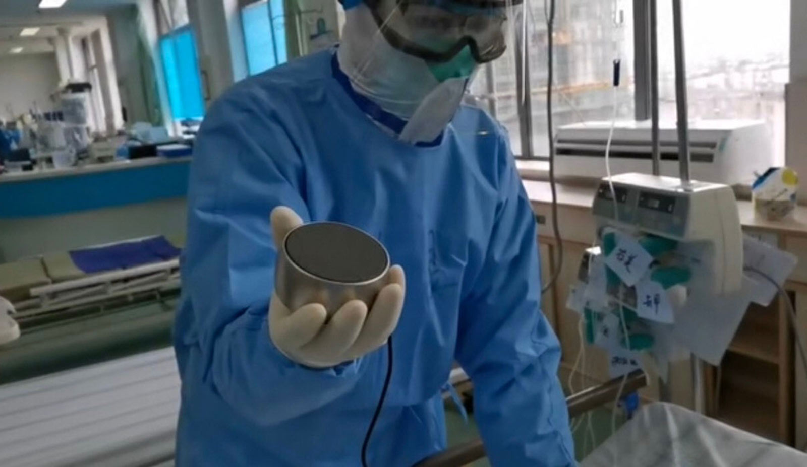 武漢的醫護人員使用AI輔助聽診系統，患者的肺音透過麥克風播放出來，不用脫掉防護衣就能聽診。