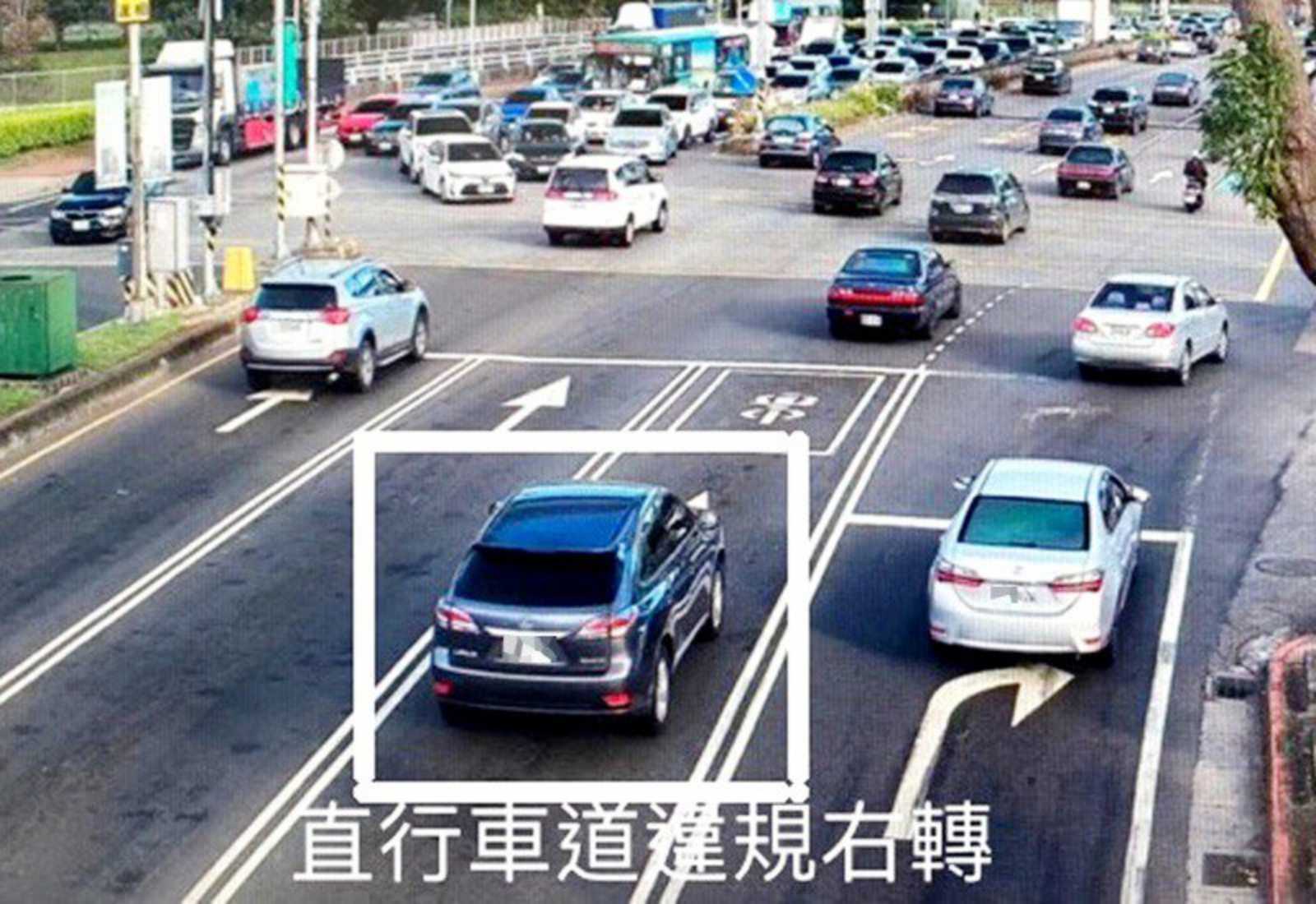 國1林口交流道41A北上匝道口高科技執法3週違規嚴重，直行車佔用轉彎車道或轉彎車佔用直行車道違規最多。