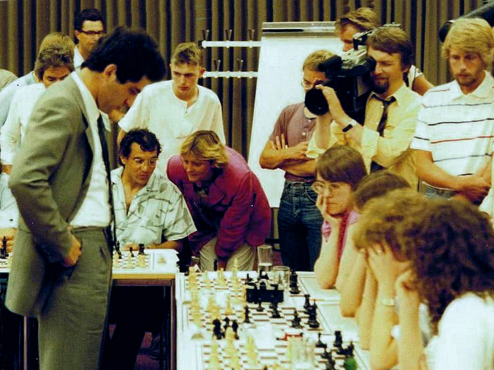 前世界棋王卡斯帕洛夫（左）從對弈經驗，體悟人機共生的未來。