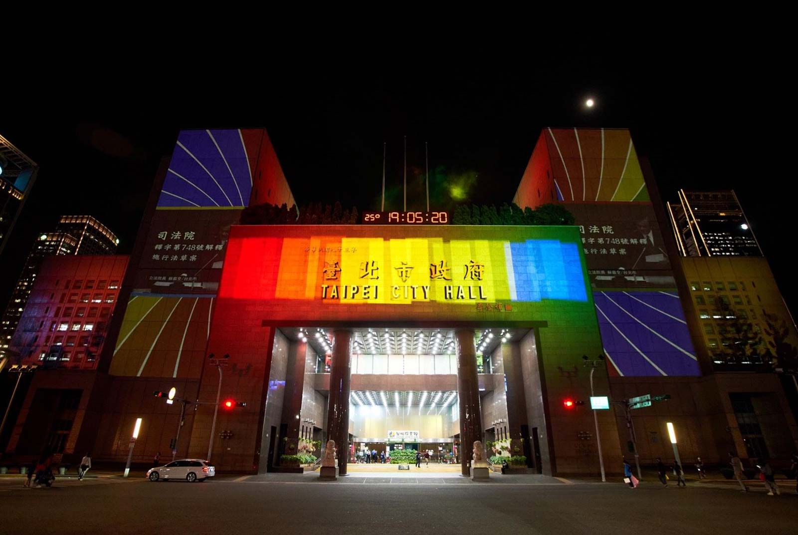 今年，台北市政府舉辦「Color Taipei彩虹燈光投影秀」，細數性別平權之路的歷史事件。