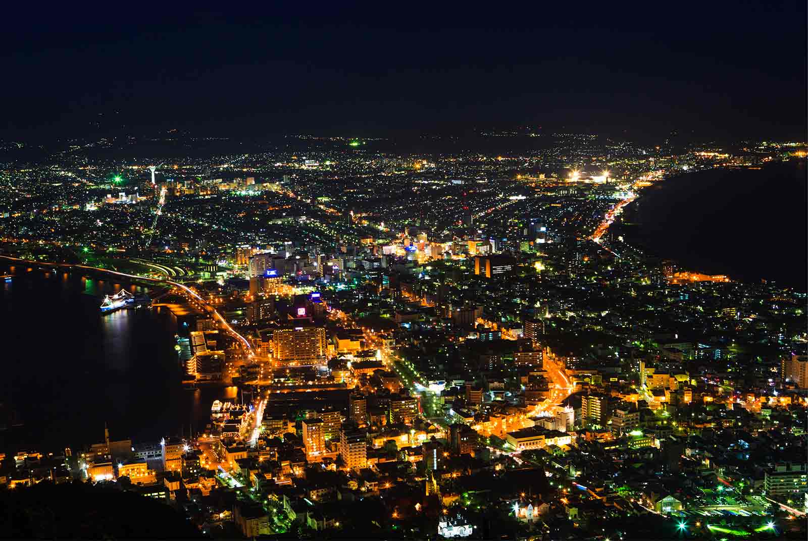 世界三大夜景之一的函館夜景吸引眾多遊客慕名前往。