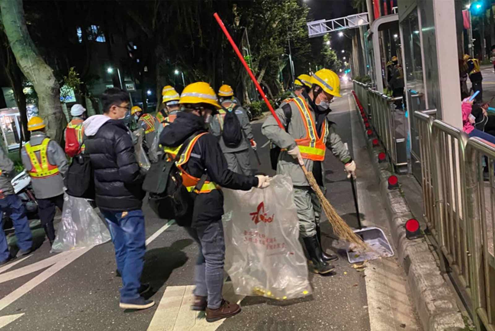 台北市政府投入64名消毒班人員，於跨年舞台活動結束後20分鐘即完成活動會場及周邊地區清掃恢復交通。