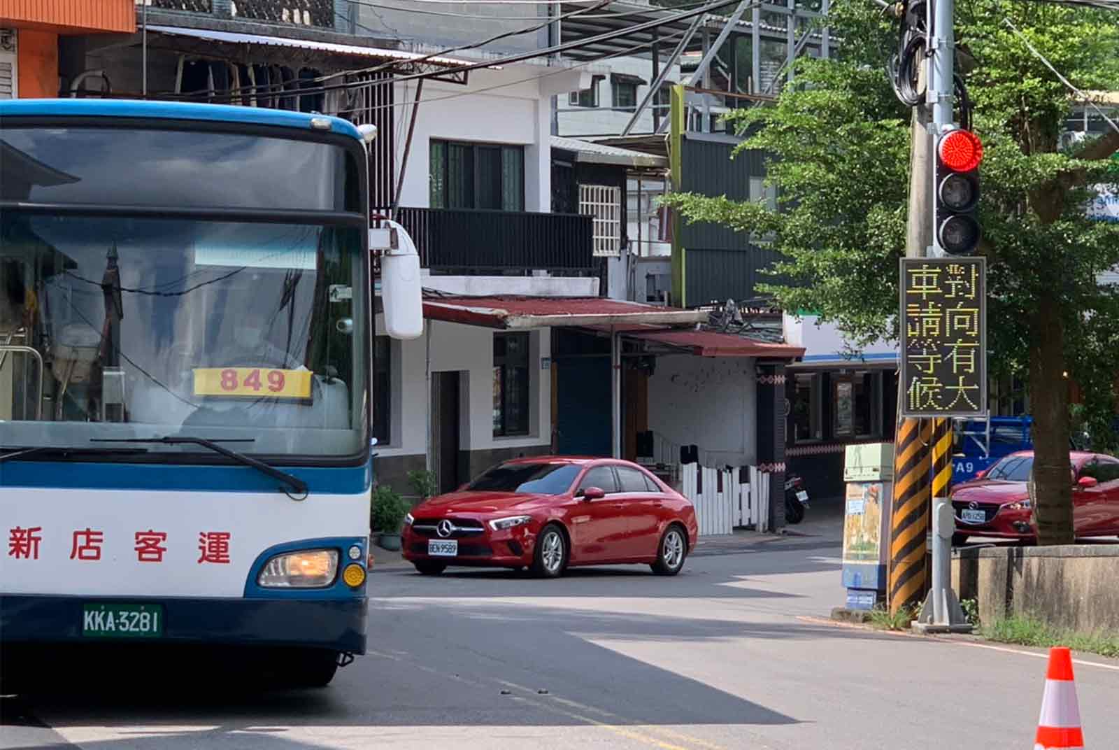 新北環山道路「北107-1線」以「感應式號誌系統」提醒大型車輛。圖片來源：新北市交通局