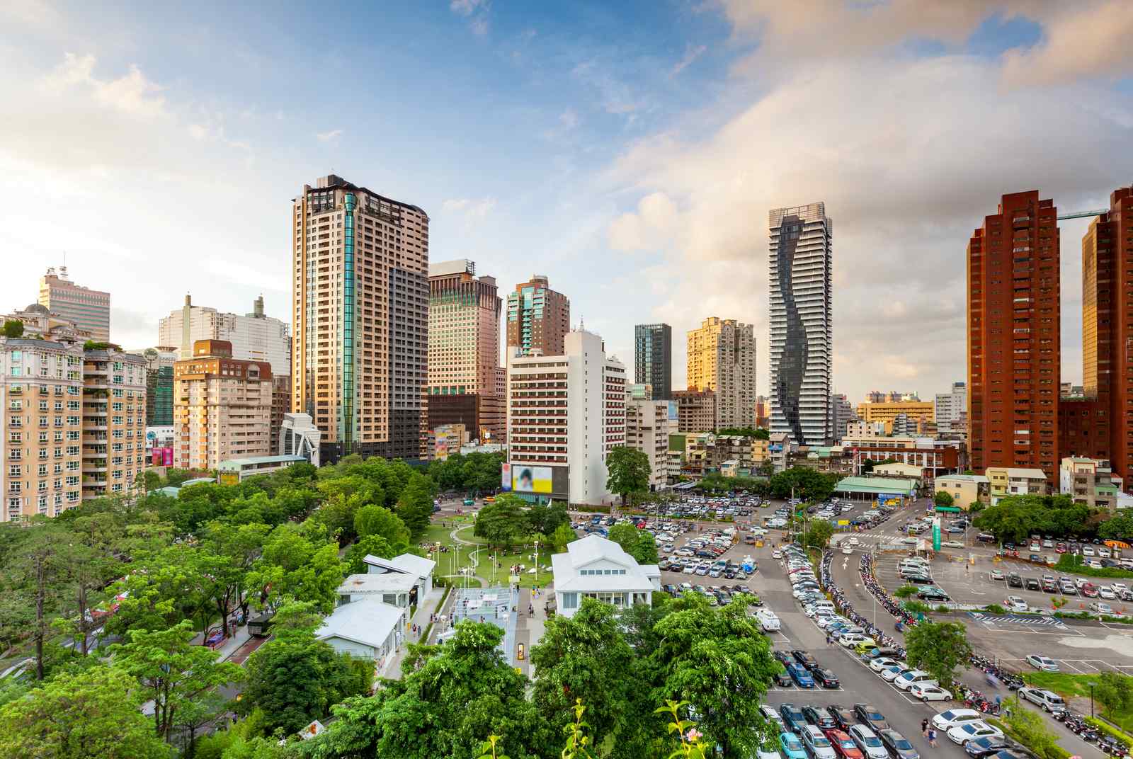 台中設置中部科學園區後，工作機會增多，吸引中部縣市民眾移入。圖片來源：Shuttertstock