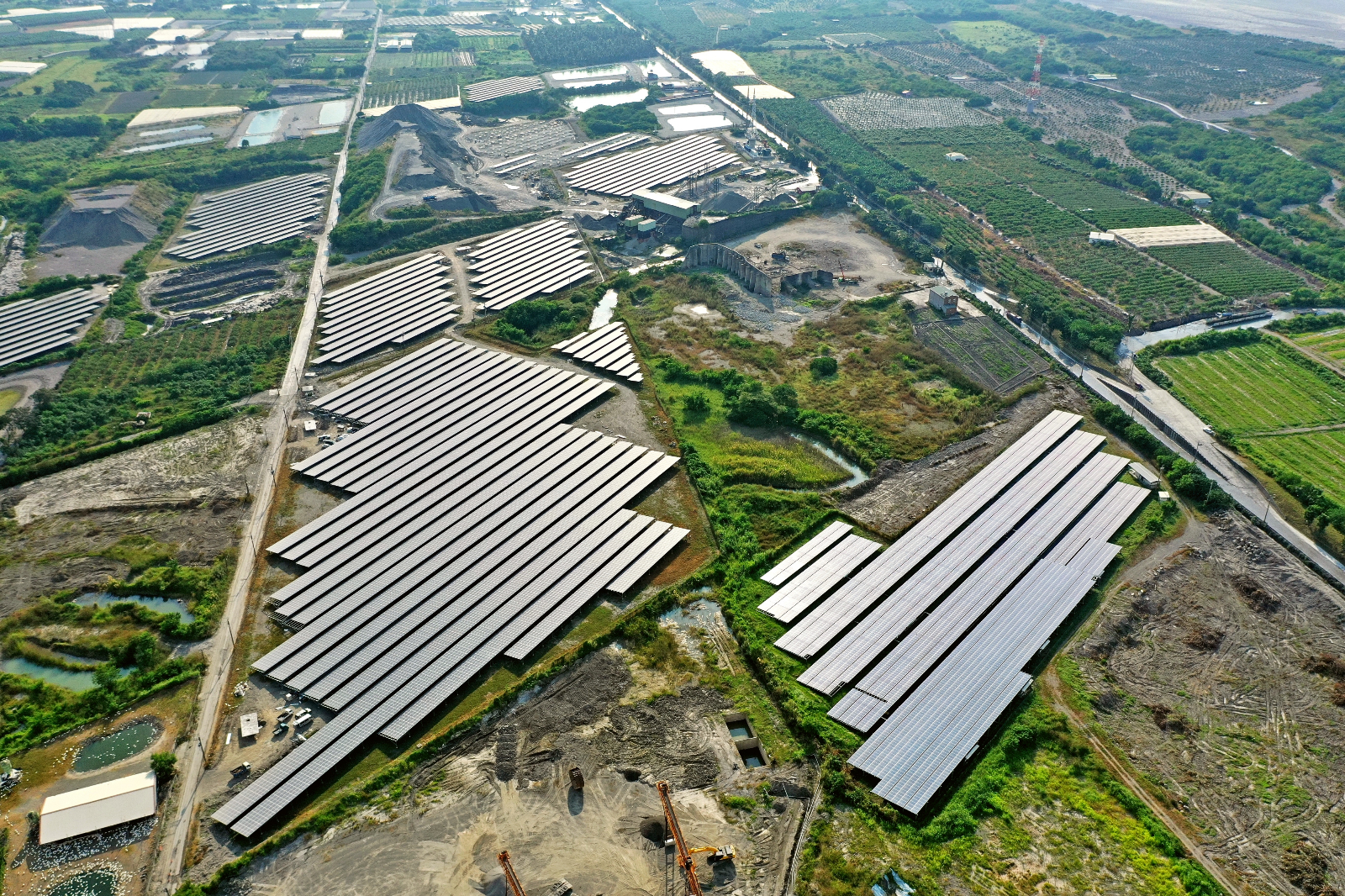「高樹鄉太陽光電示範計畫」，是全臺第一座盜採砂石回填坑轉型綠能示範區。