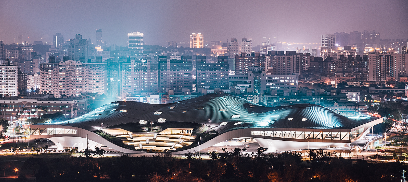 推動城市轉型，鳯山中城結合交通與藝文機能，以衛武營藝術廊道為基礎，再造東高雄璀璨新地標。