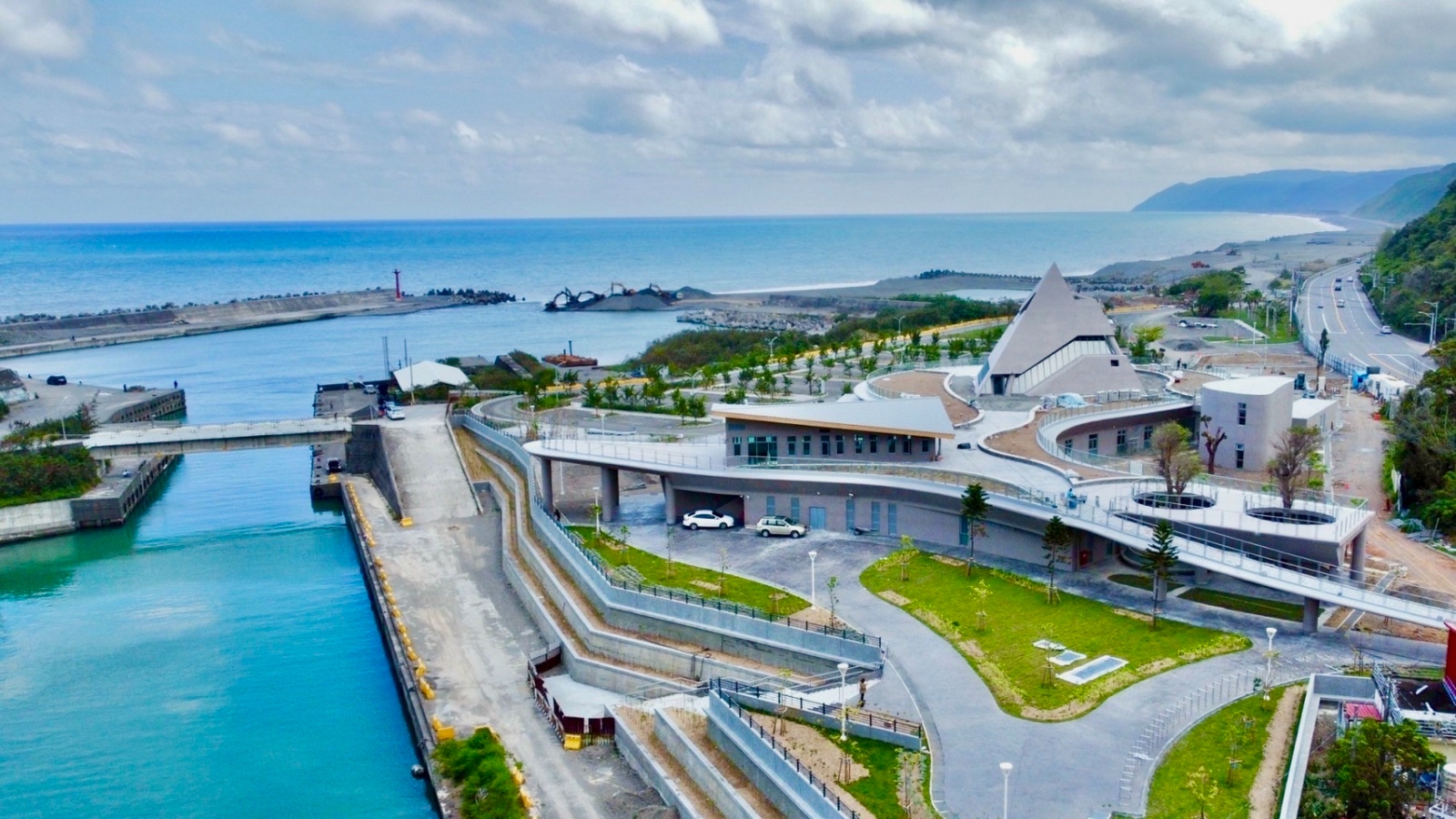 南迴驛連結周邊漁港的水岸景觀，成為伴隨無敵海景的南臺東新地標。