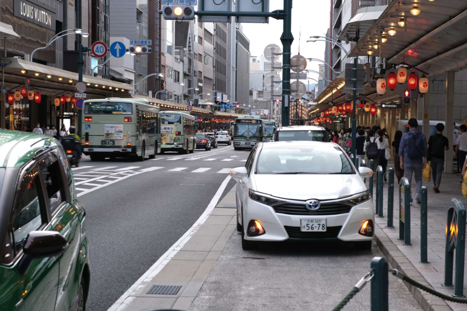 京都-日本-步行城市-四條通-人本運輸-交通-社會實驗-行人-城市規劃-車輛臨停彎-標線-路面顏色-交通政策