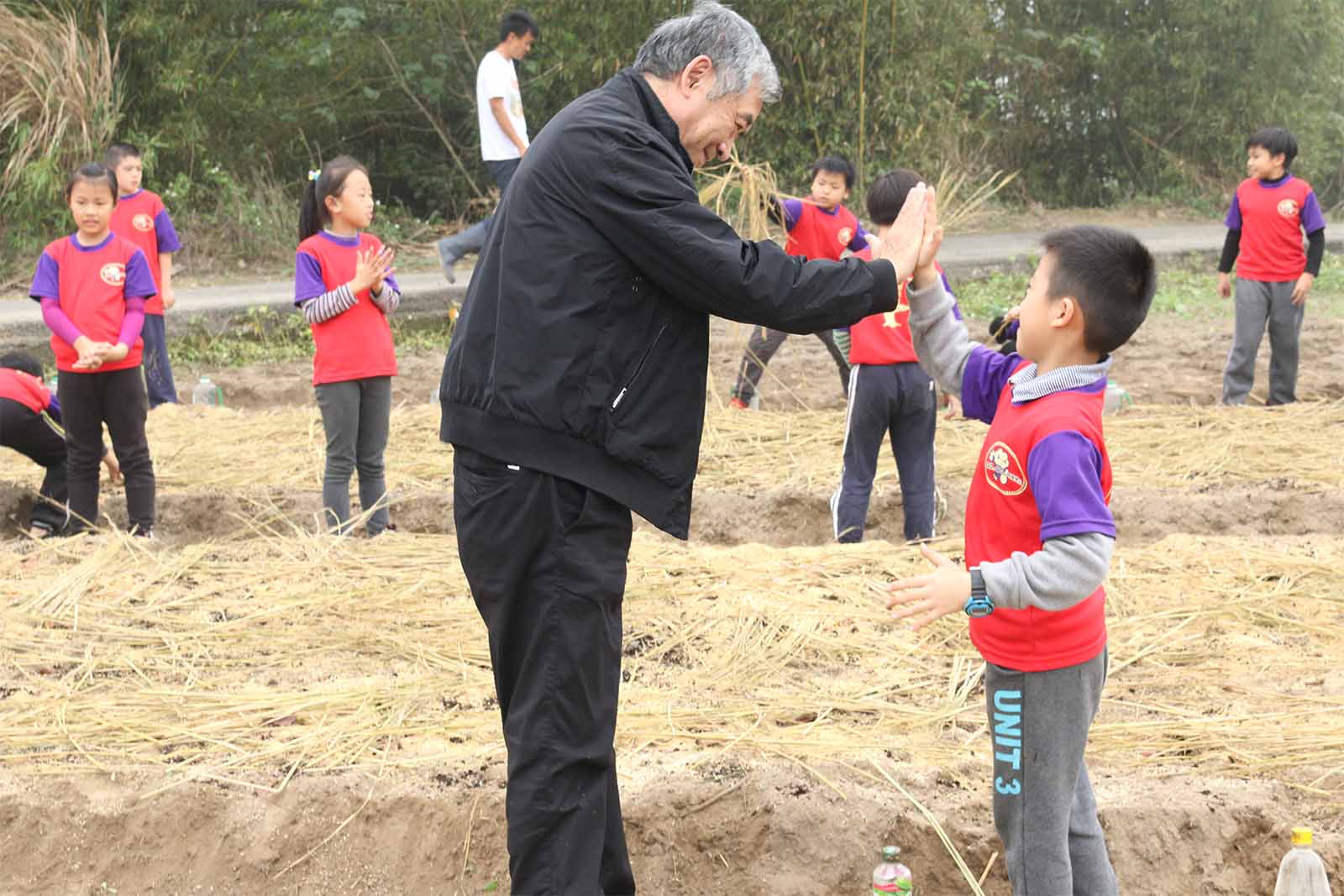 信邦電子董事長王紹新與興隆國小的孩子們互動。