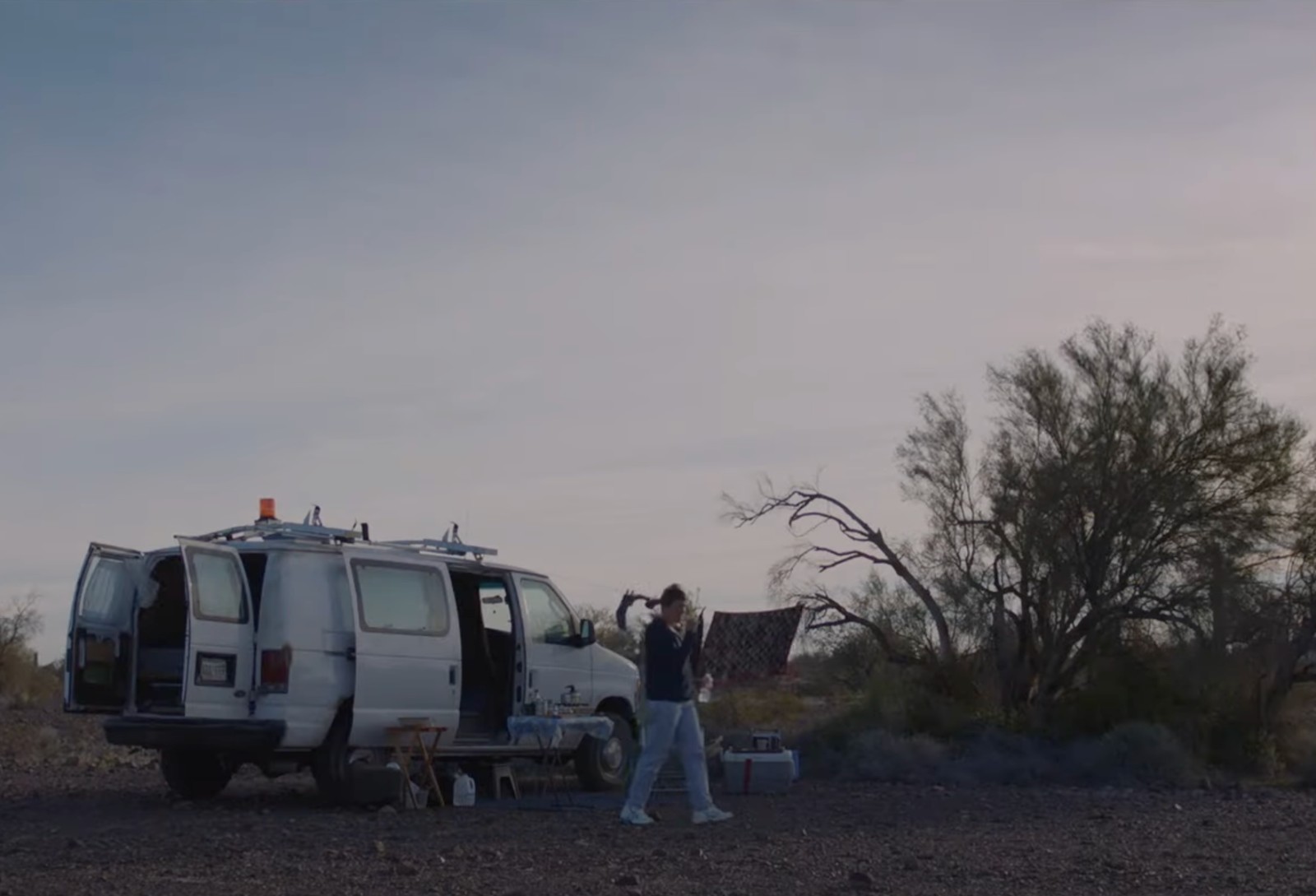 Nomadland-Frances Louise McDormand-車泊-露營-車宿-林一平-居住-房價-野外-露營車-游牧人生