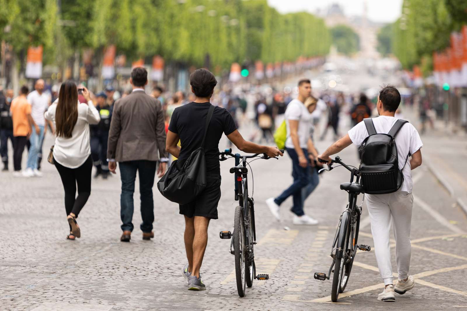 行人-單車族-巴黎-安妮伊達戈-Anne Hidalgo-市長-社會住宅-永續發展-SDGs-氣候變遷-無車城市-無車巴黎-減碳-人本城市-15分鐘城市-停車格-城市規劃-政治