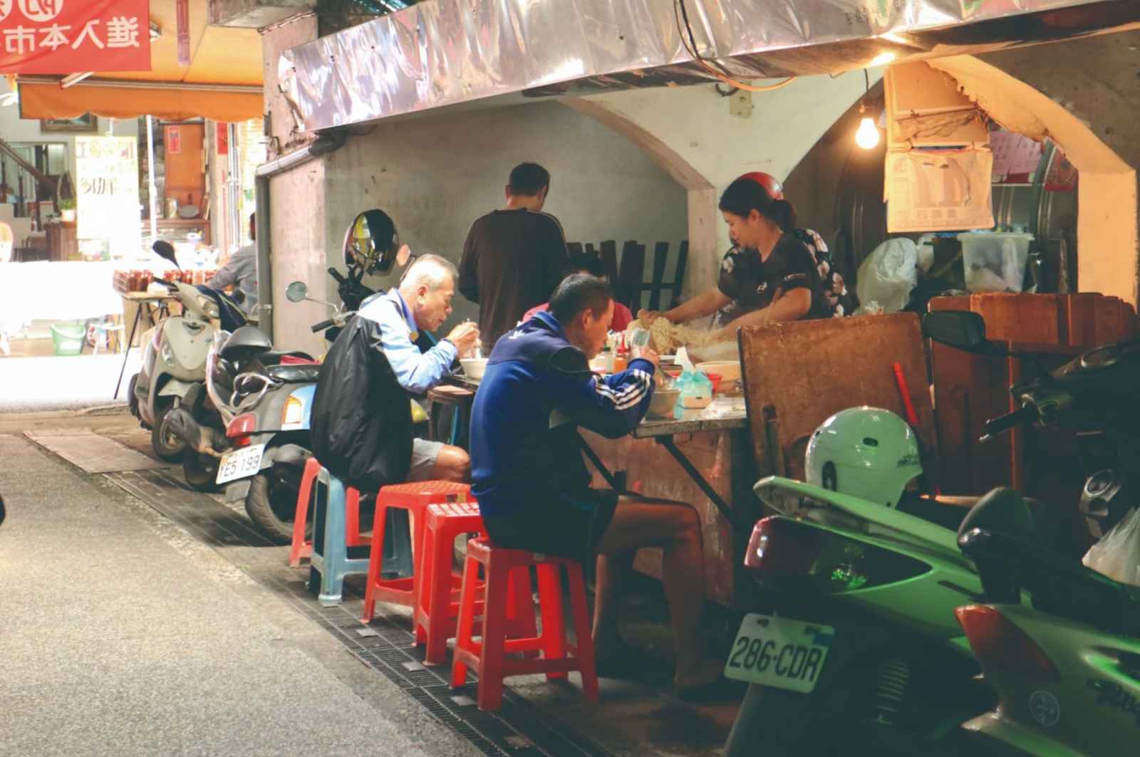 紅塑膠椅-攤販-傳統市場-台灣-城市規劃-城市治理-都市發展