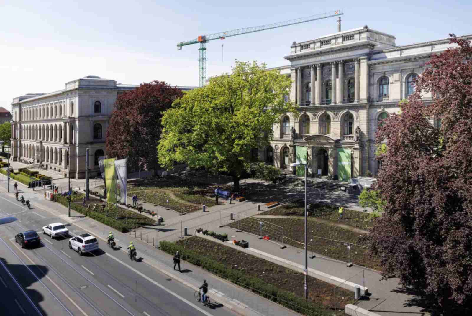 Naturkundemuseum-Germany-智慧花園-演算法-AI-人工智慧-智慧生活-科技-人工智慧-植物-種植-數位花園-超級花園演算法-VIVE後浪潮-Alexandra Daisy Ginsberg-Living Artworks-Pollinator Pathmaker