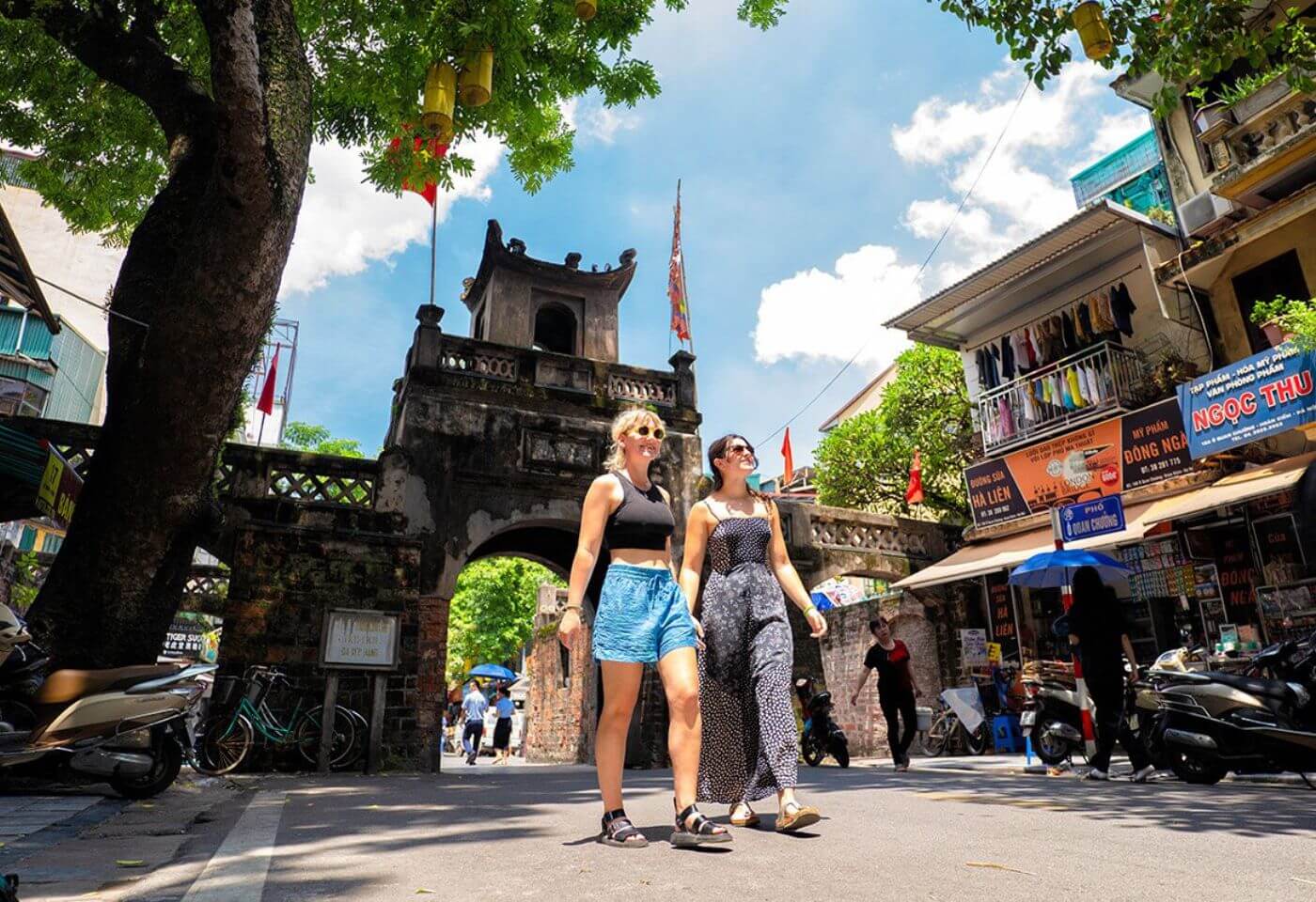 diy walking tour hanoi