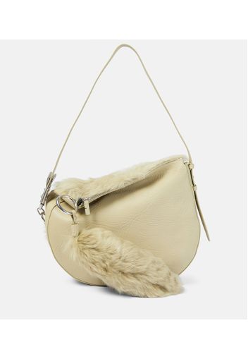 Schultertasche aus Leder mit Shearling