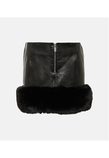 Minirock aus Leder mit Faux Fur