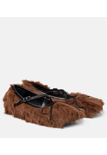 Ballerinas Criss Cross aus Faux Fur