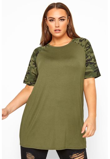 Große größen limited collection top mit raglanärmeln in tarnmuster  khaki 50