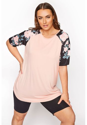 Große größen limited collection pinkfarbenes tshirt mit floralen raglanärmeln 52