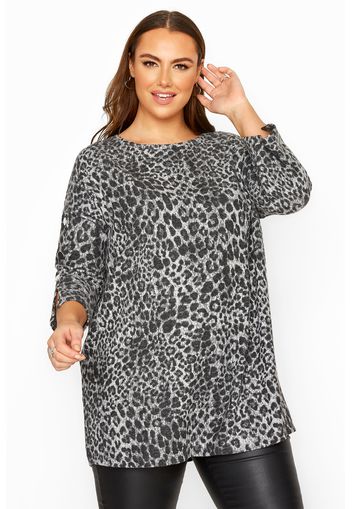 Große größen strickoberteil mit knopfverzierung im animal print, grau 62-64