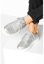 Silberfarbene vegane sneaker in extra weiter passform