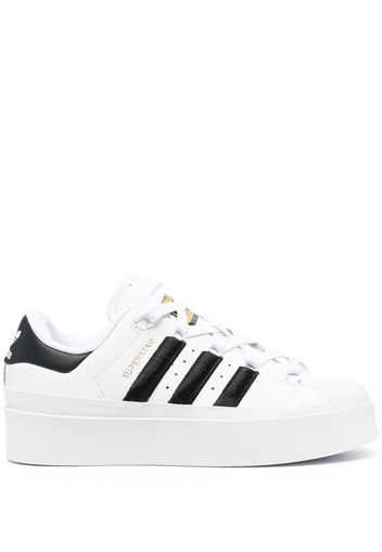 adidas logo-patch lace-up sneakers - Weiß