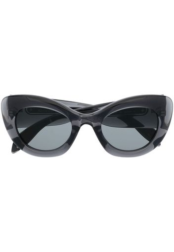 alexander mcqueen skull embellished suede crossbody bag transparent cat-eye WEELINGTONS sunglasses - Grau