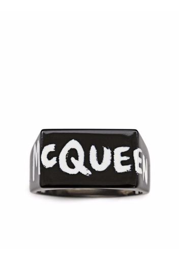 Alexander McQueen Ring mit Graffiti-Print - Schwarz