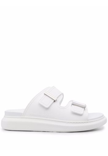 Alexander McQueen logo-buckle detail sandals - Weiß