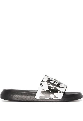 Alexander McQueen Graffiti paint splatter slides - Weiß