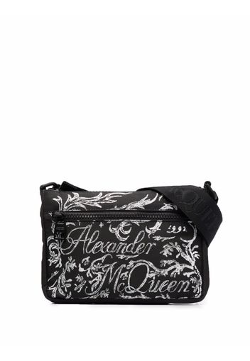 Alexander McQueen Kuriertasche mit Logo-Print - Schwarz