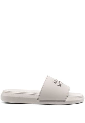 Alexander McQueen embossed-logo open-toe slides - Grau