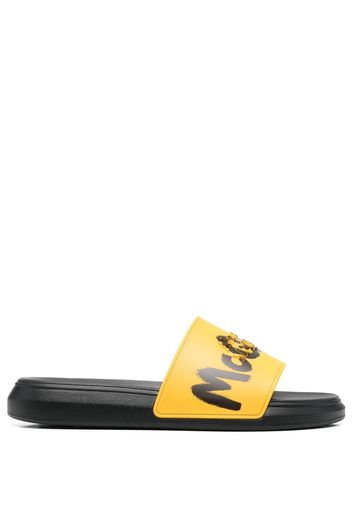 Alexander McQueen graffiti-logo slip-on slides - Gelb