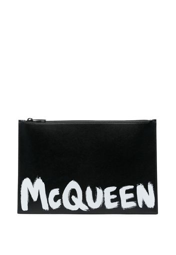 Alexander McQueen logo-print leather clutch bag - Schwarz