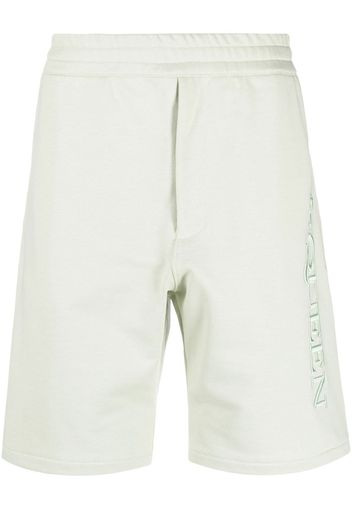 Alexander McQueen embroidered-logo bermuda shorts - Grün