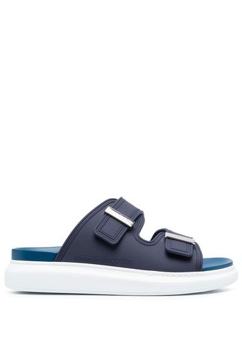 Alexander McQueen logo-engraved double-strap sandals - Blau