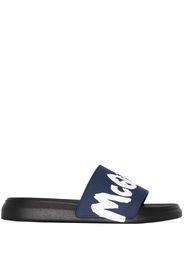 Alexander McQueen graffiti-logo slip-on slides - Blau