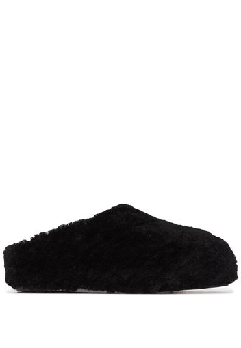 Amina Muaddi AMINA GIULY SLIPPER 35 FLTFRM FLT SHRLN - Schwarz